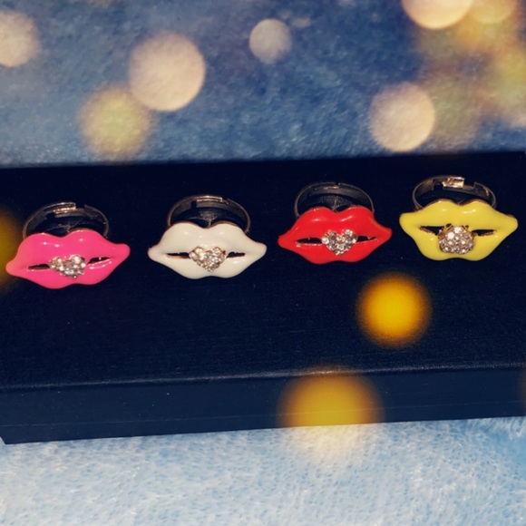 NEW 👄 4 Adorable Matching Kissable Bling Lips Pendant Rings gold, adjustable - Picture 5 of 5